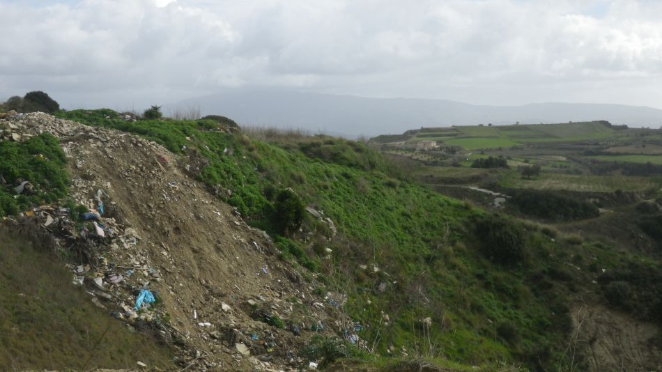 2019-02-01 10 Walk 19 Coll with Tipped Rubbish.JPG
