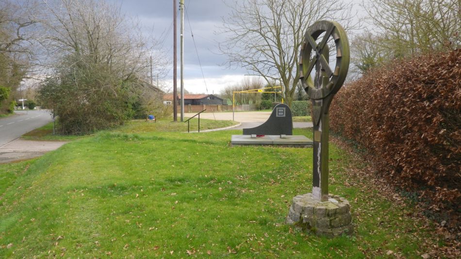 2019-02-18 08 Horham Village Sign.JPG