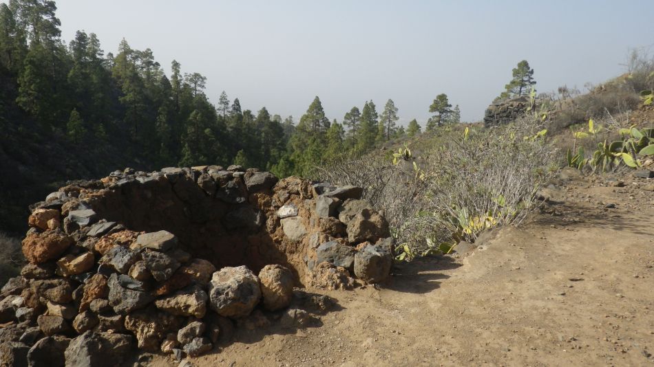 2020-02-05 27 Walk 24 Footpath down from Chio.jpg