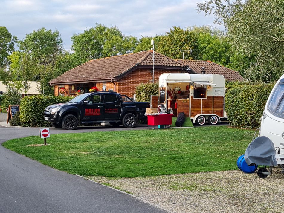 2022-09-21 01 Pizza at Neil's Campsite.jpg